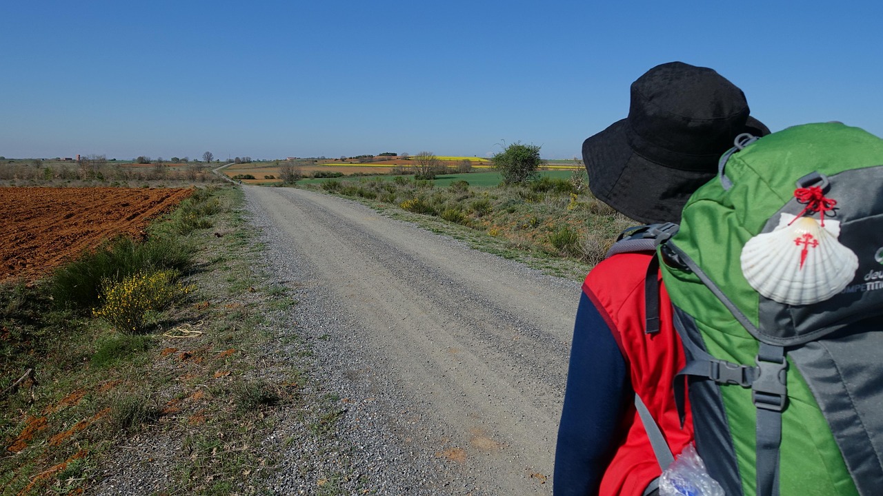 Hombre haciendo camino de Santiago